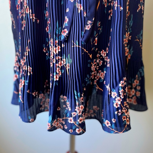 Banana Republic | Sleeveless Pleated Dress | Blue Floral | Small Petite - Picture 7 of 8